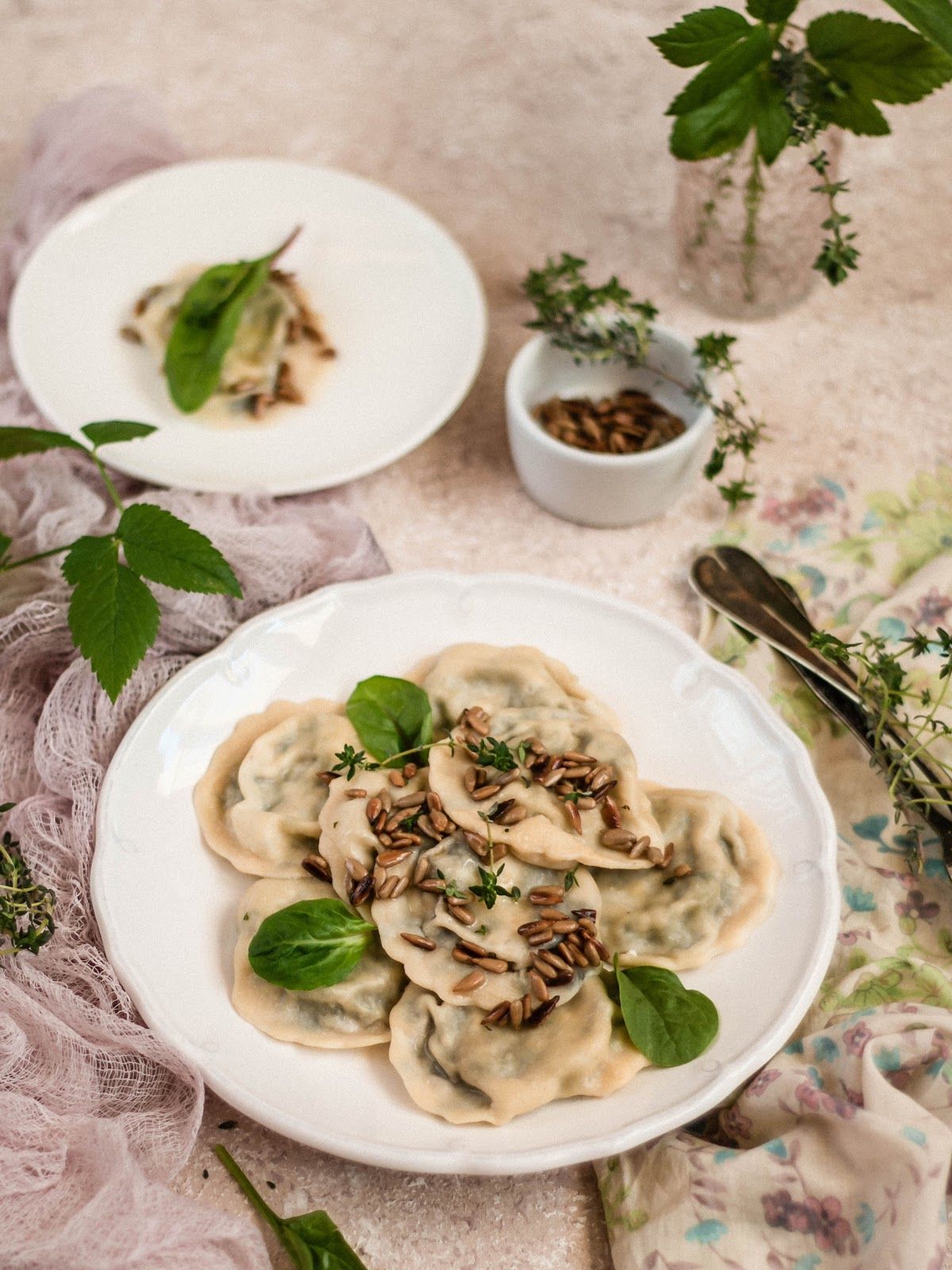 Ravioli z pokrzywą z  masłem szałwiowym i słonecznikiem