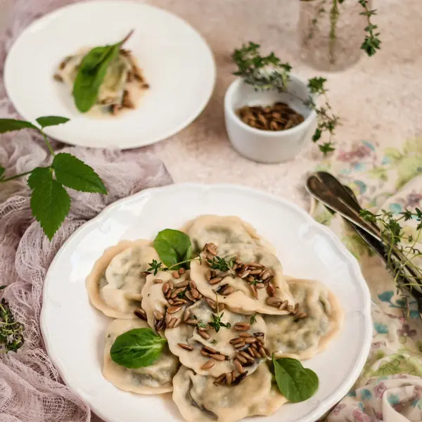 Ravioli z pokrzywą z masłem szałwiowym i słonecznikiem