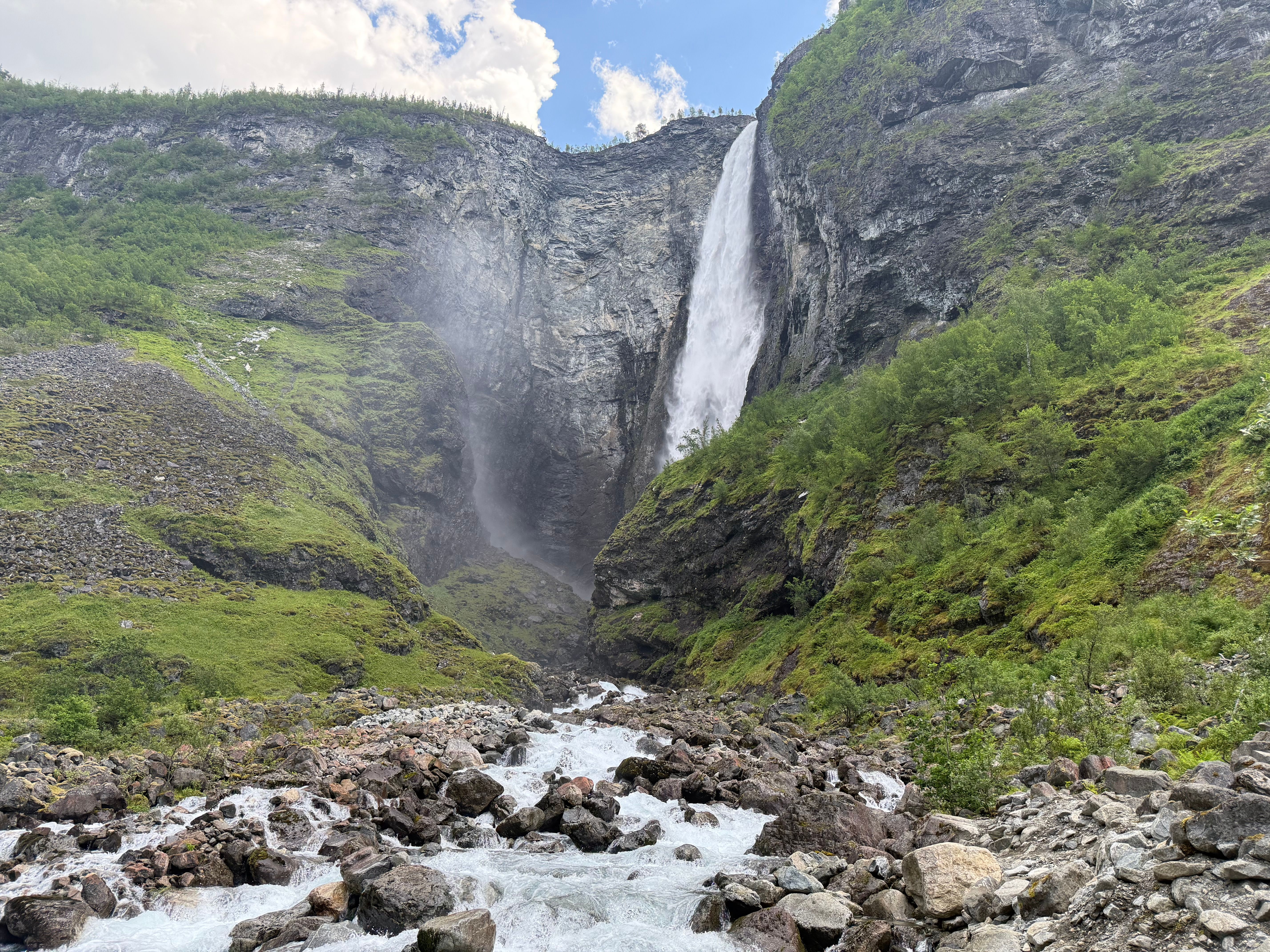 Magiske Vettisfossen sett fra bunnen.