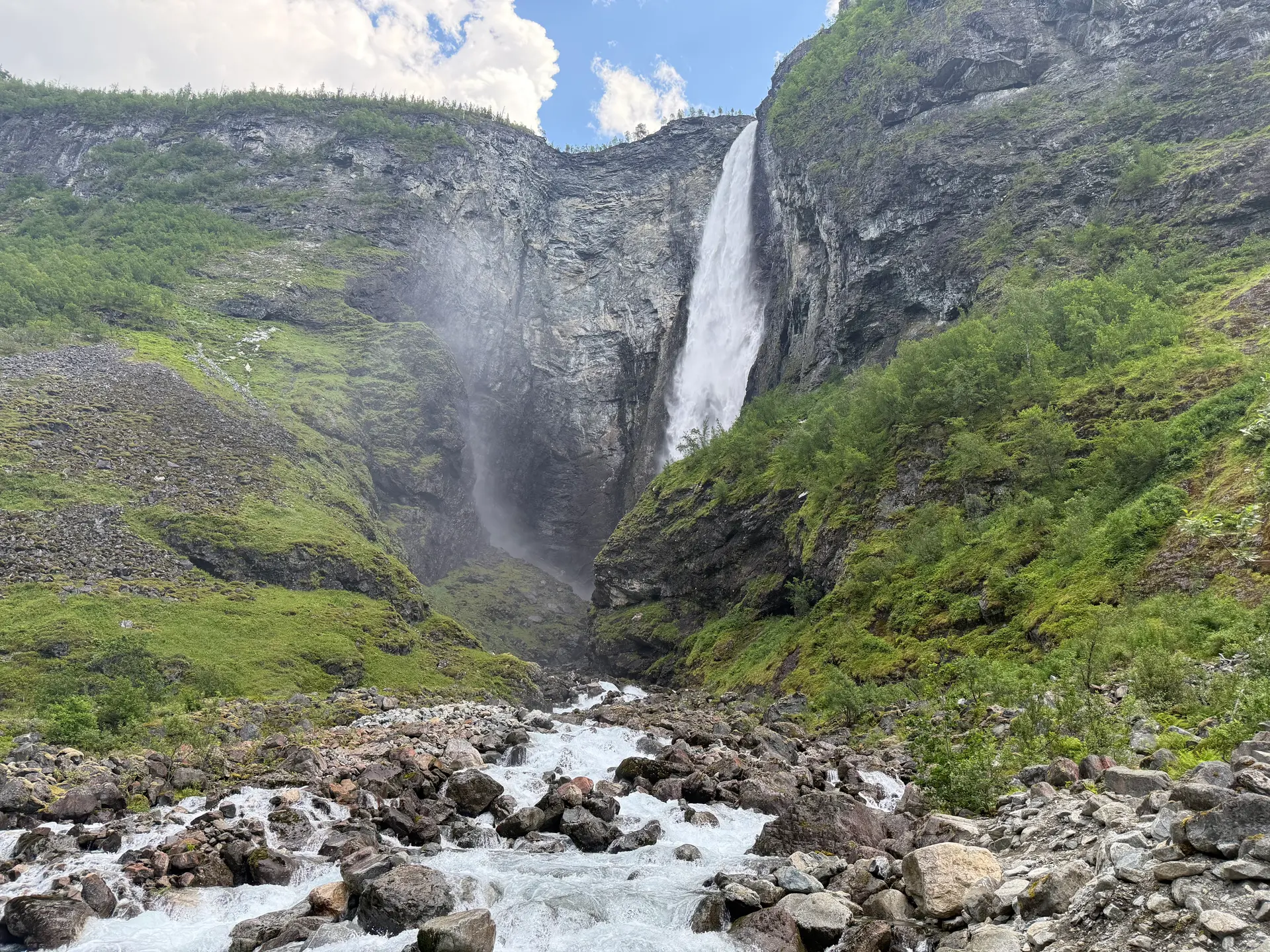 Fantastisk natur venter deg på denne turen! Bli med å gå fra Turtagrø til Skogadalsbøen, og fra Skogadalsbøen til Hjelle, i vakre Utladalen.