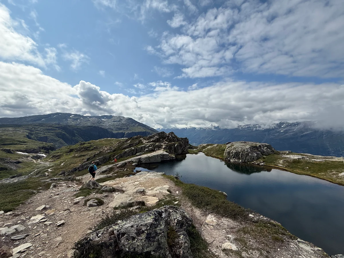 Solen varmer og turen over fjellet var magisk!