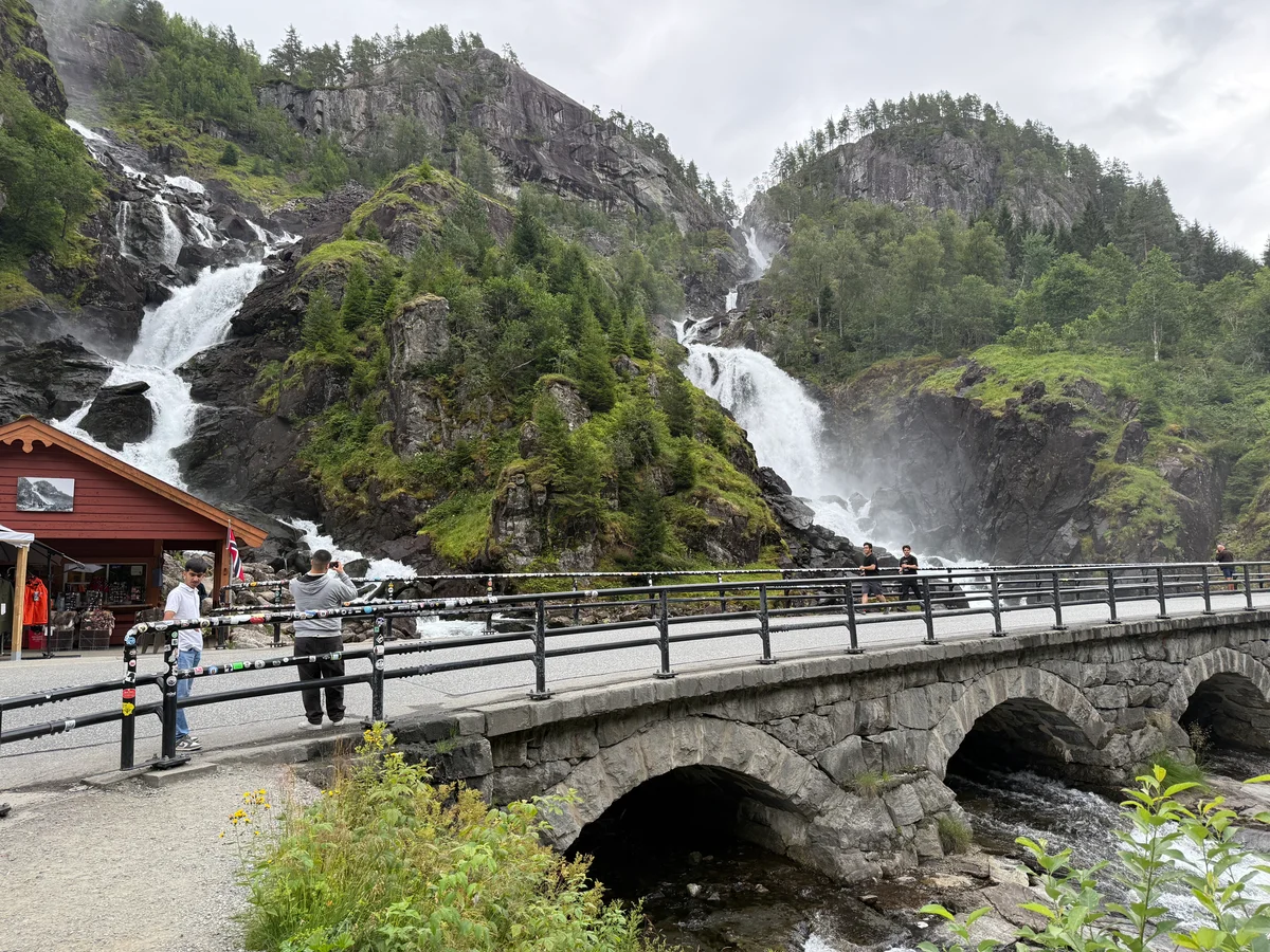 Kjapt bilde av Låtefoss på vei hjem, for der var det turist kaos!