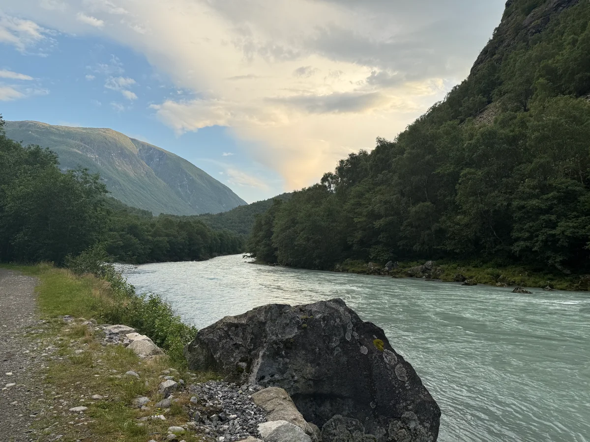 Bak campingen renner elven Utla, og det går en koselig turvei langs elva.