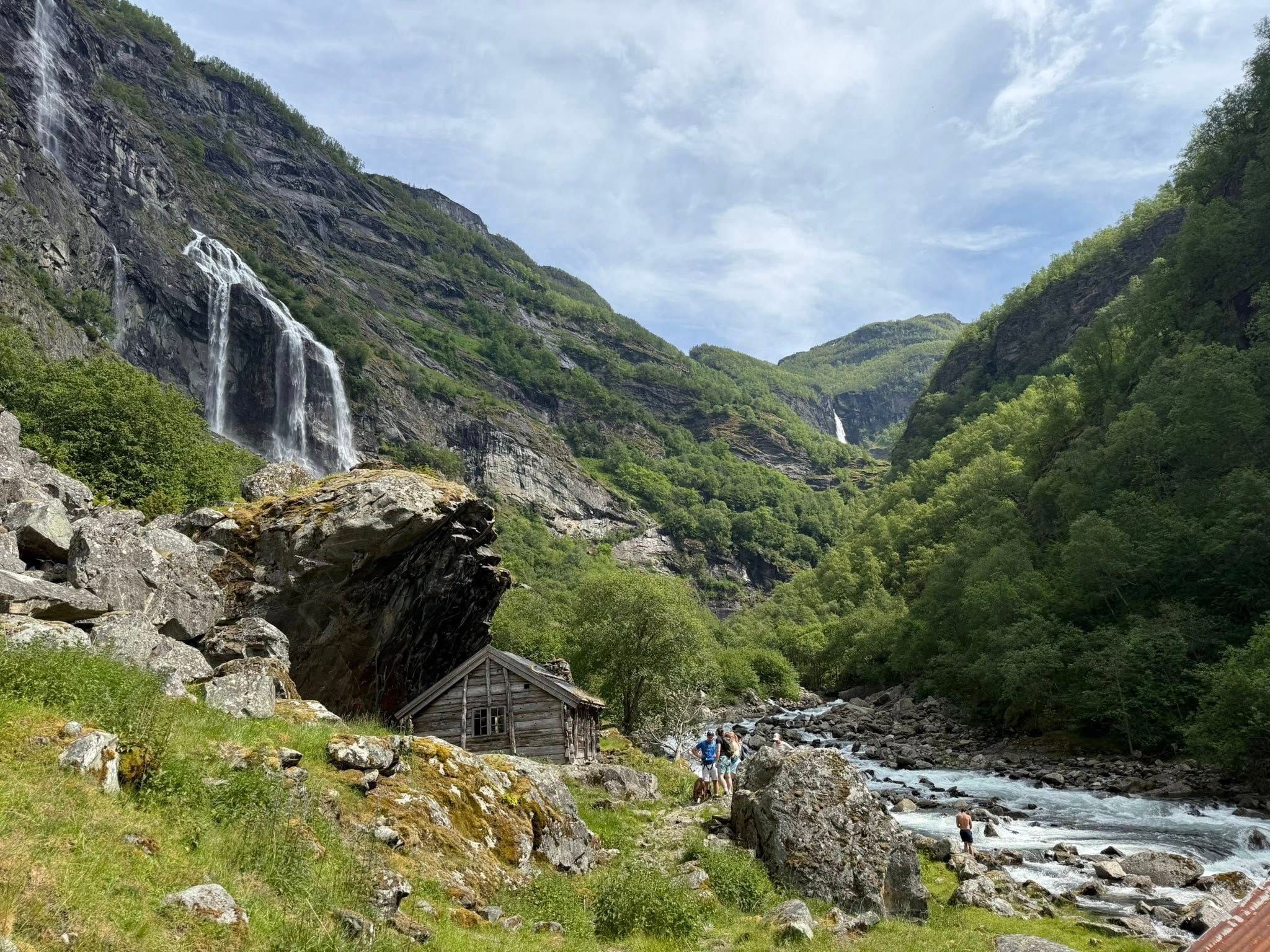 For en fantastisk tur det ble! 22 flotte personer hadde jeg med på tur. Vi ble til sammen 19 damer og 4 menn, en skikkelig god blanding fra ulike steder i Norge.
Det ble god stemning og mye latter.