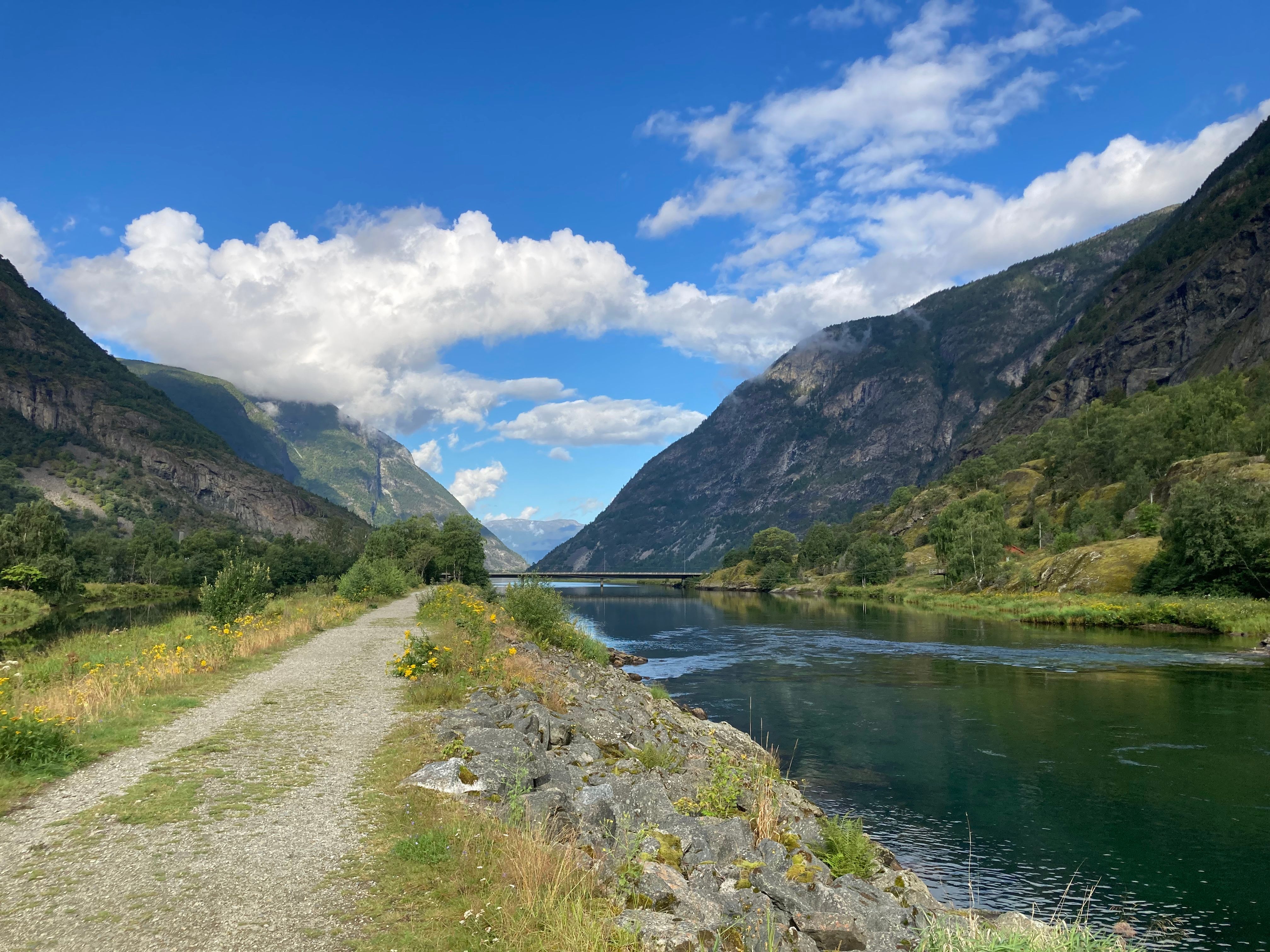 Koselig langs elva i Lærdal