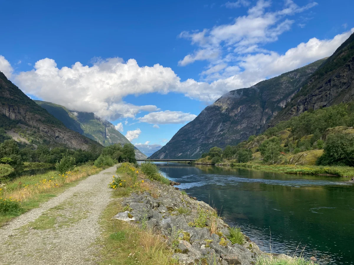 Koselig langs elva i Lærdal