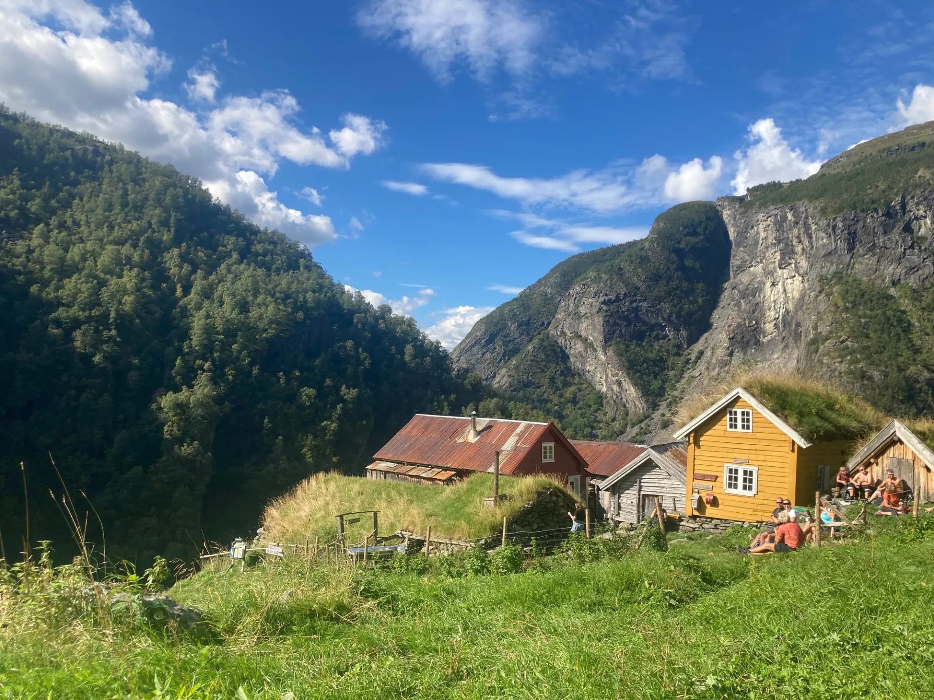 Velkommen til en helg med helpensjon på Østerbø Fjellstove i Aurland. Denne turen er åpen for alle som ønsker en nydelig helg med flott natur.