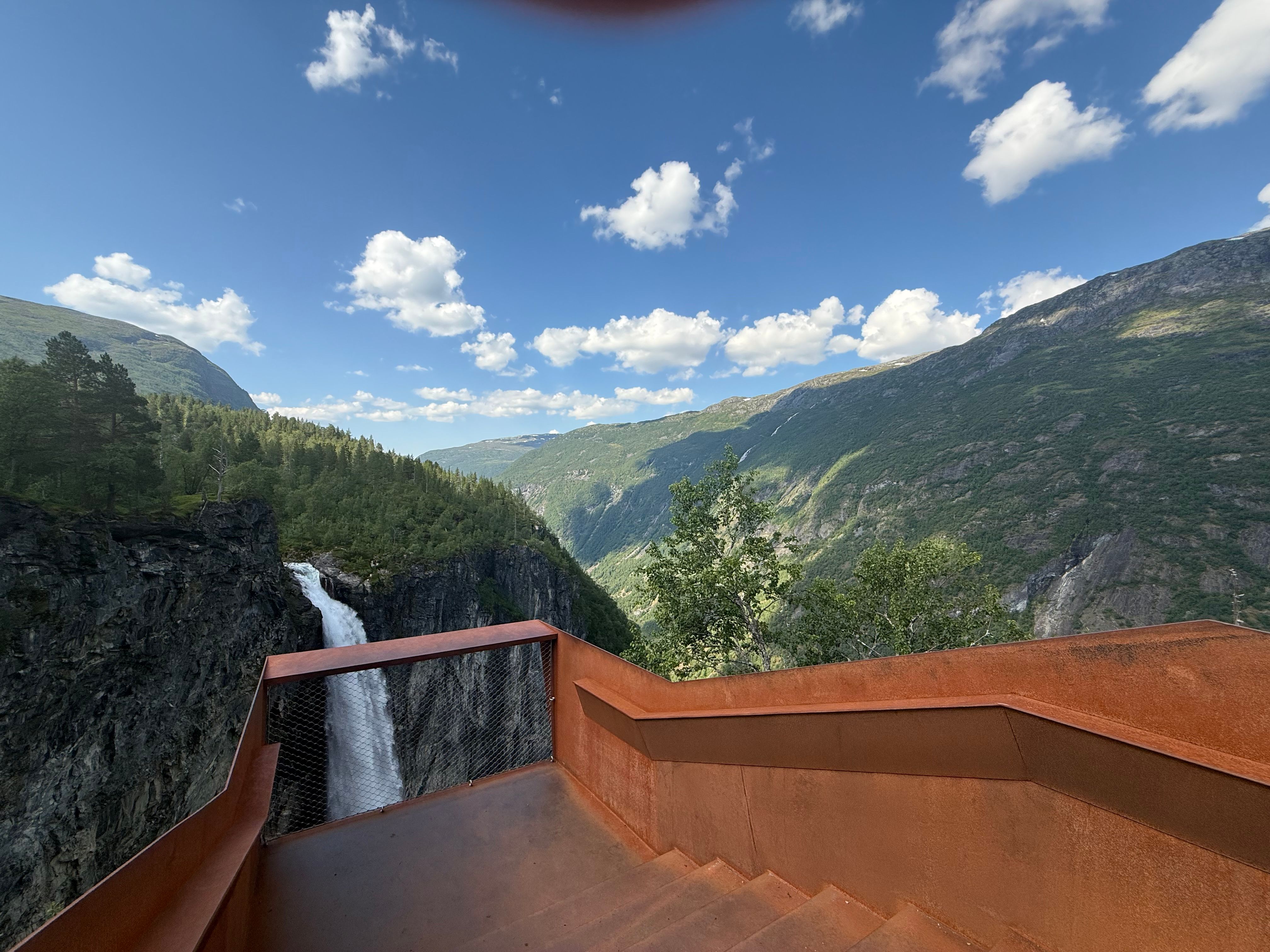 Vettisfossen fra toppen, med sine 275 meter fritt fall.