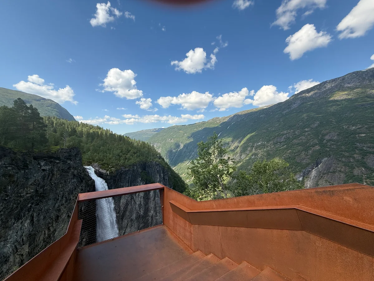 Vi går forbi Vettisfossen sett fra toppen (275m fritt fall)