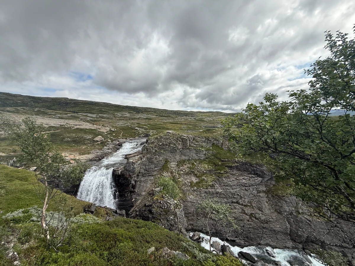 Måtte bortom og titte på fossen, før nedstigningen begynte.