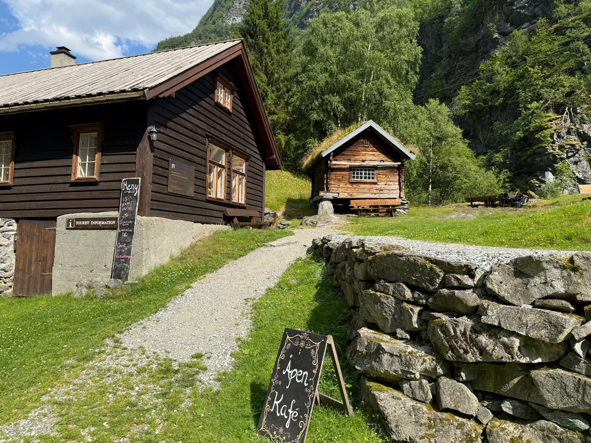 Her er det liten sommerkafe med salg av bl.a. is, kaffe, vaffel og annet.