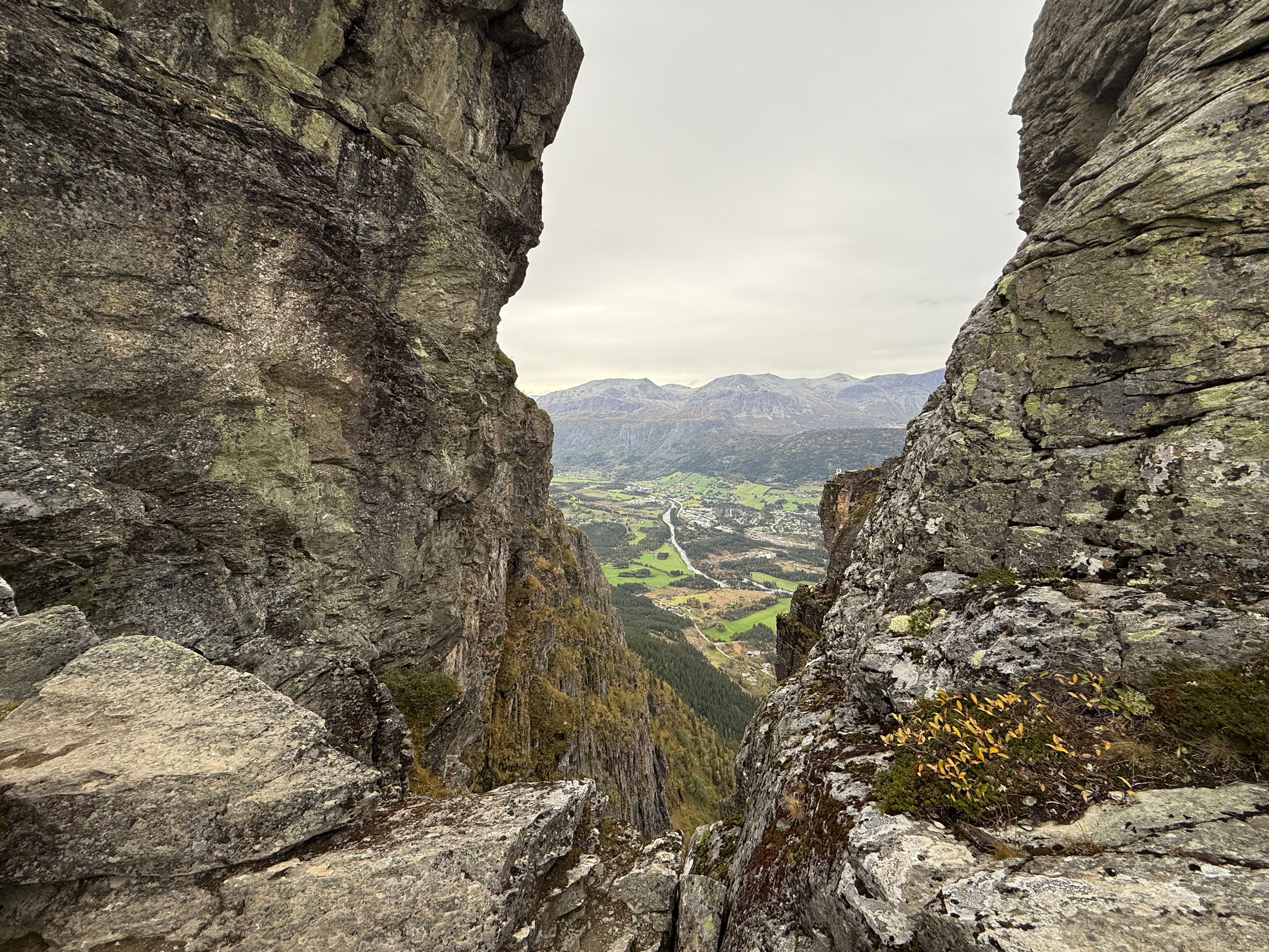 Fikk klatret oss opp til Kjeften. Noen gikk også enda høyere opp for mer utsikt.