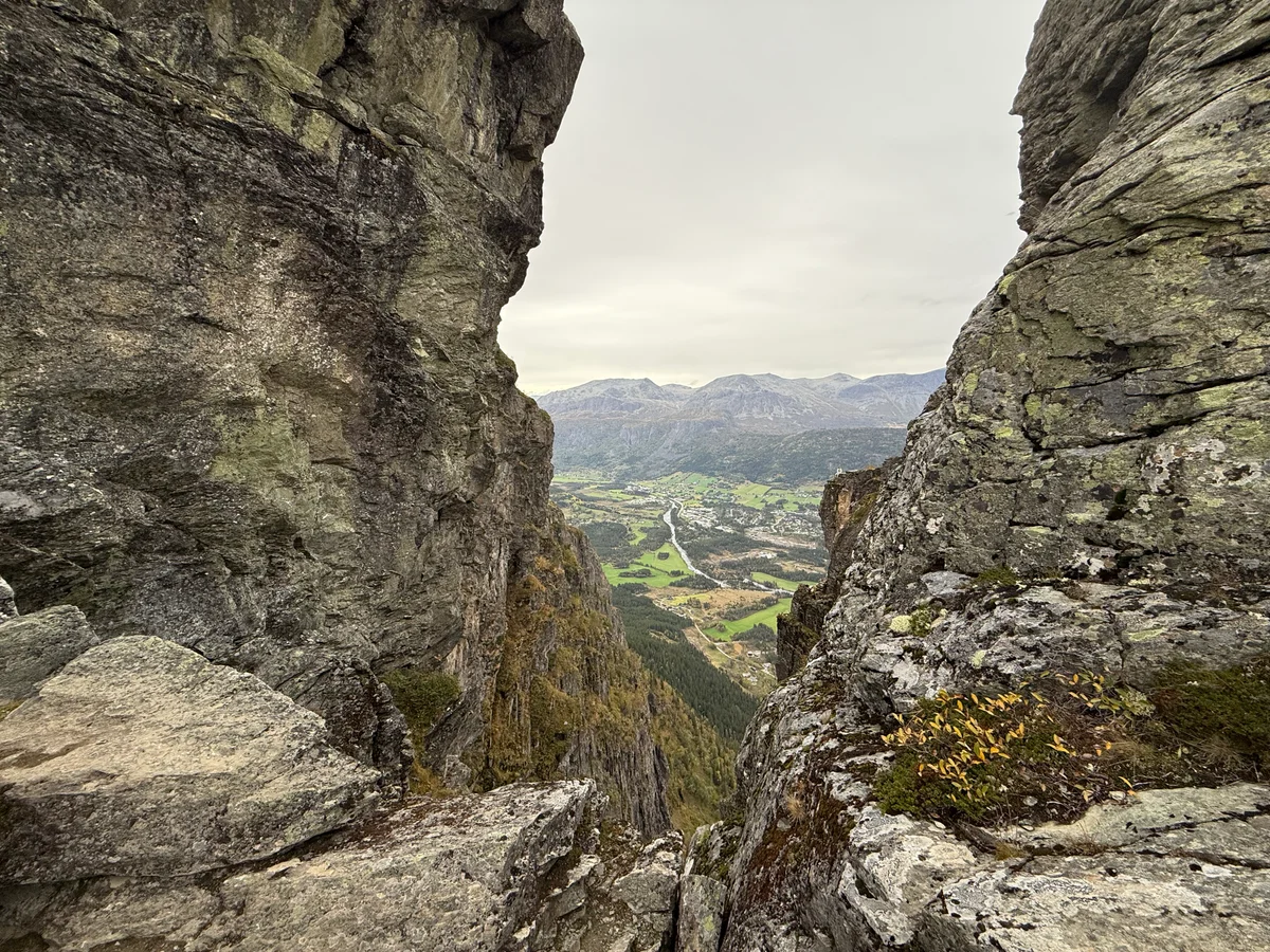 Fikk klatret oss opp til Kjeften. Noen gikk også enda høyere opp for mer utsikt.