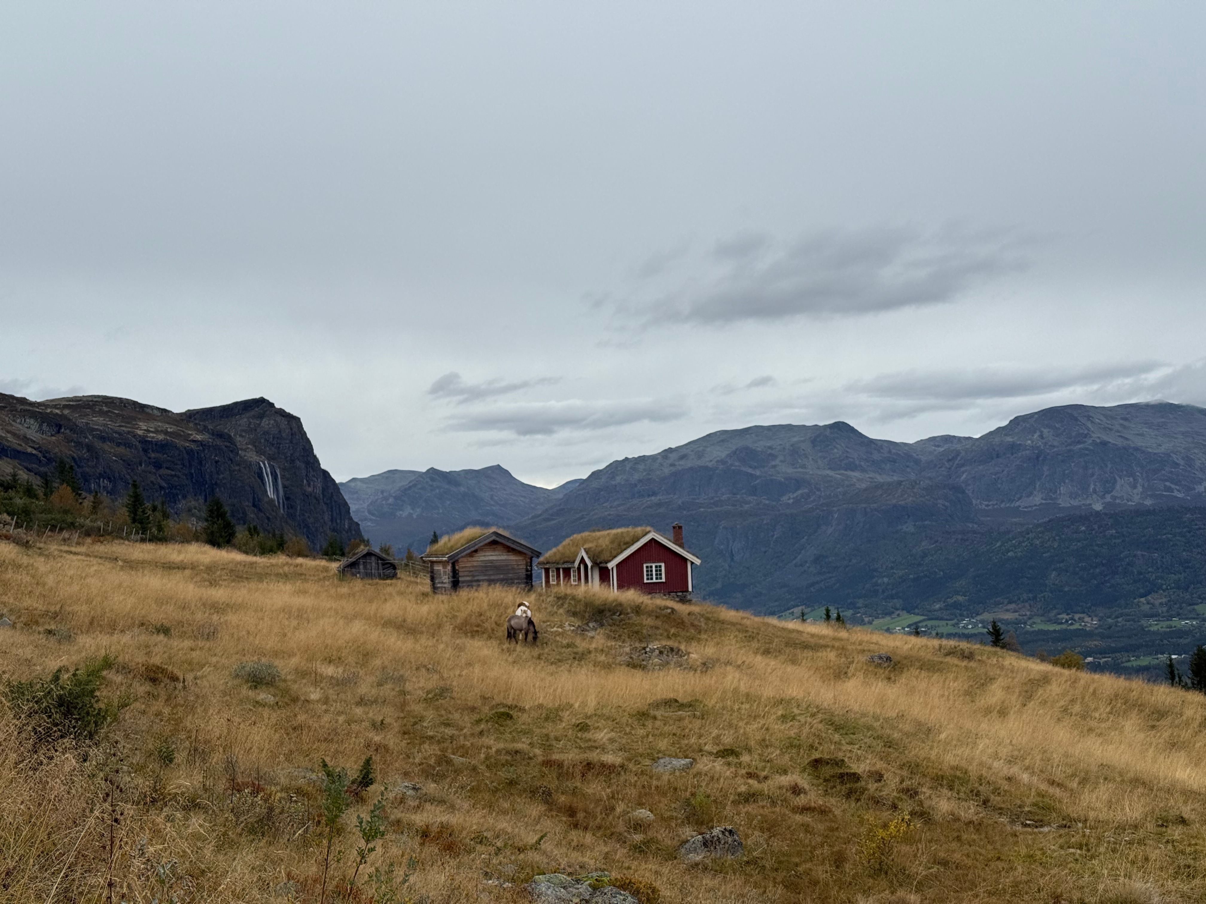 Utsikten fra veien opp til parkeringen var fantastisk. Her ser man Hydnefossen langt der framme.