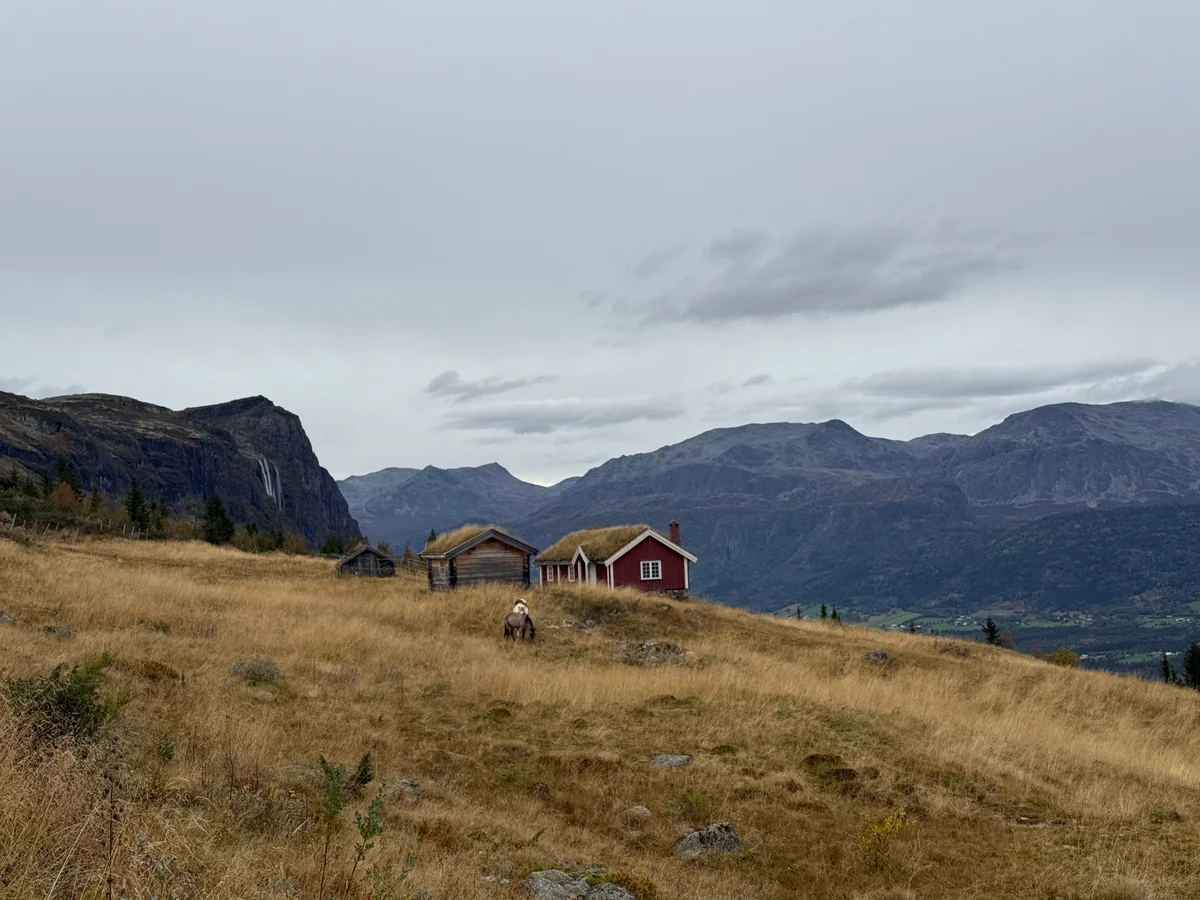 Utsikten fra veien opp til parkeringen var fantastisk. Her ser man Hydnefossen langt der framme.