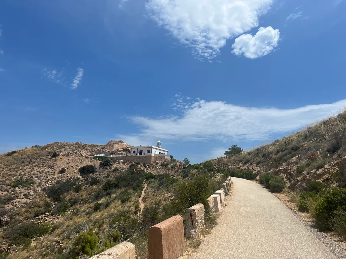 Veien opp mot fyrtårnet var tilrettelagt for både sykler, barnevogn og rullestol.