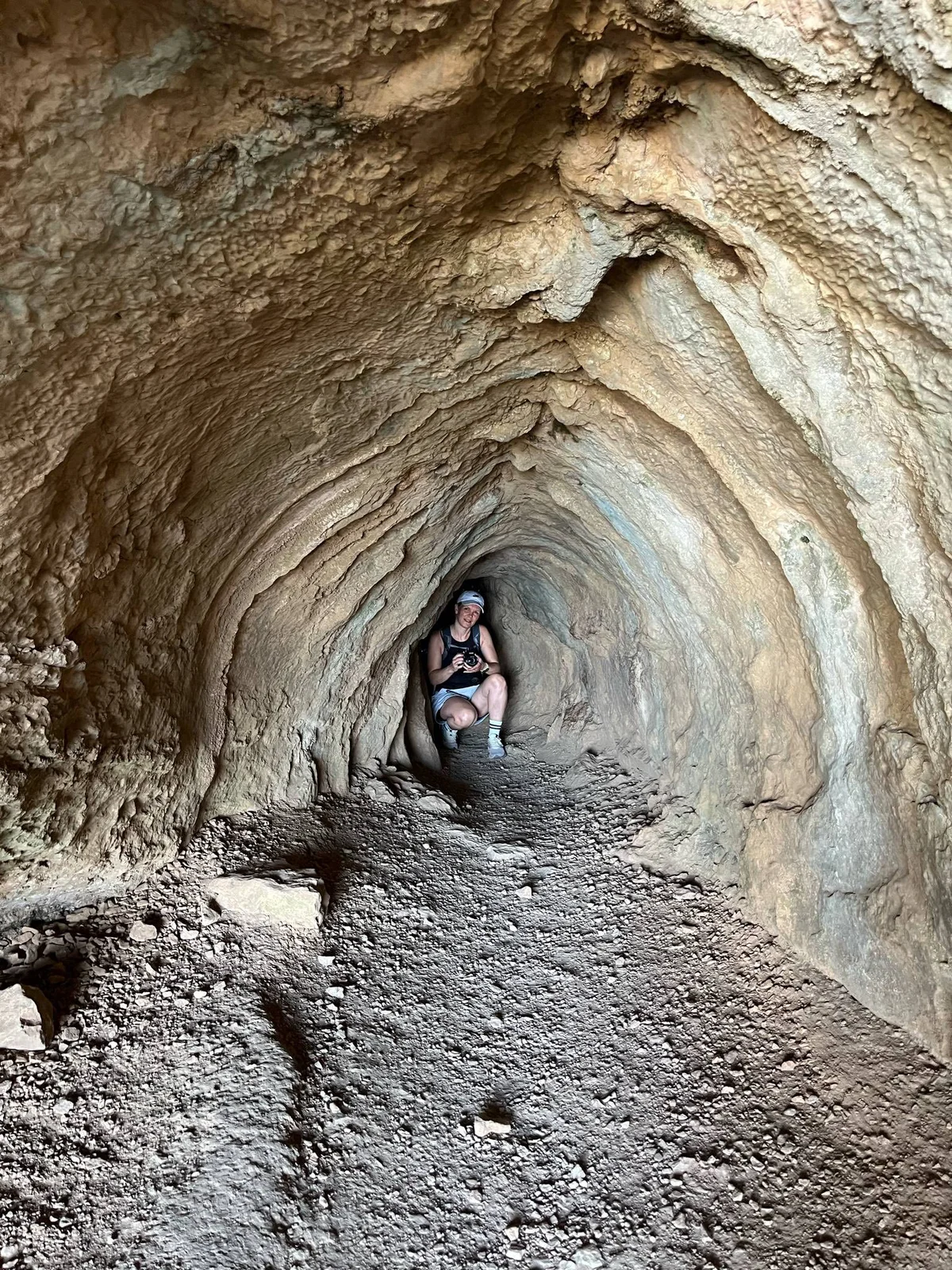 Man må "krabbe" gjennom en hule for å komme til åpningen.