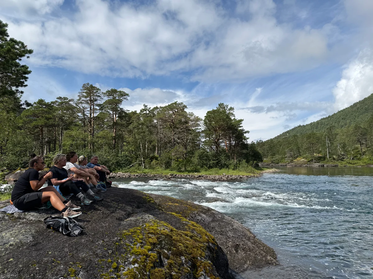 Matpause ved den tredje fossen. Her var det noen som badet på vei tilbake.