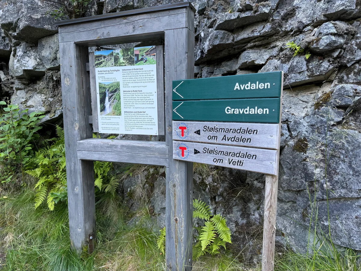 Skiltet opp mot Avdalen gard.