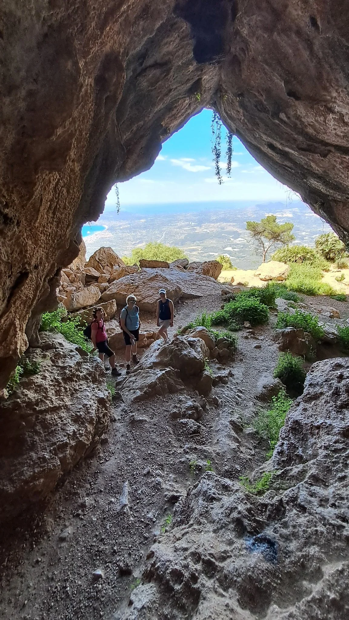 Men utsikten som møter oss er nydelig. Her spiste vi matpakken før vi gikk videre.