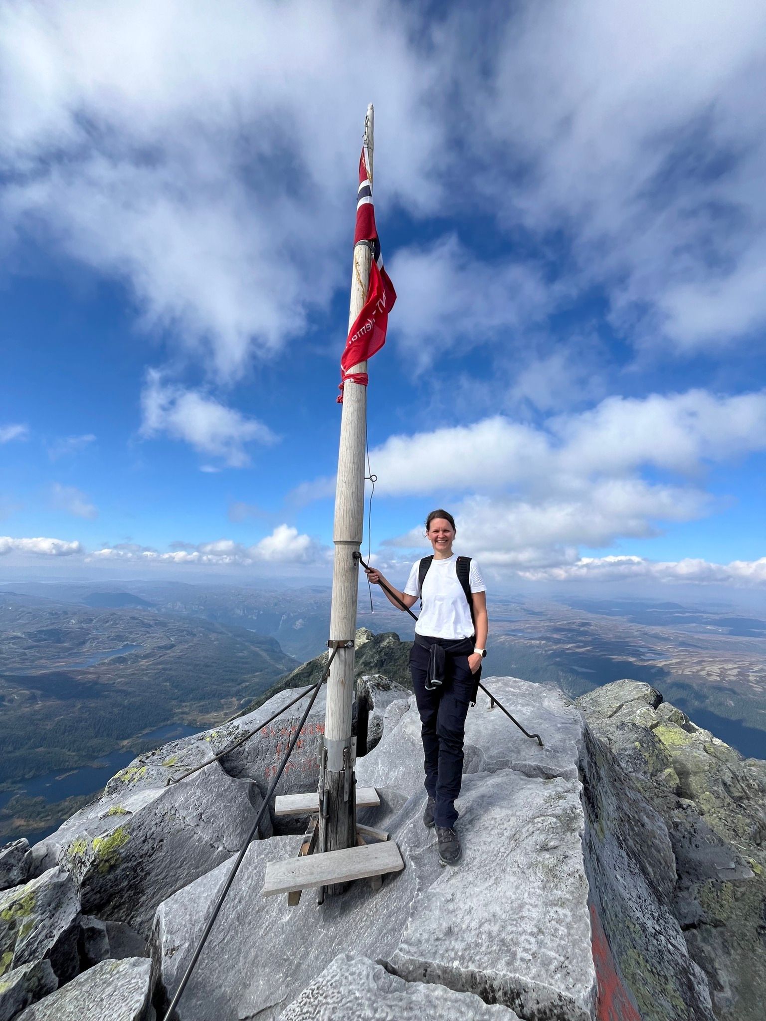 Elisabeth på toppen av et fjell.