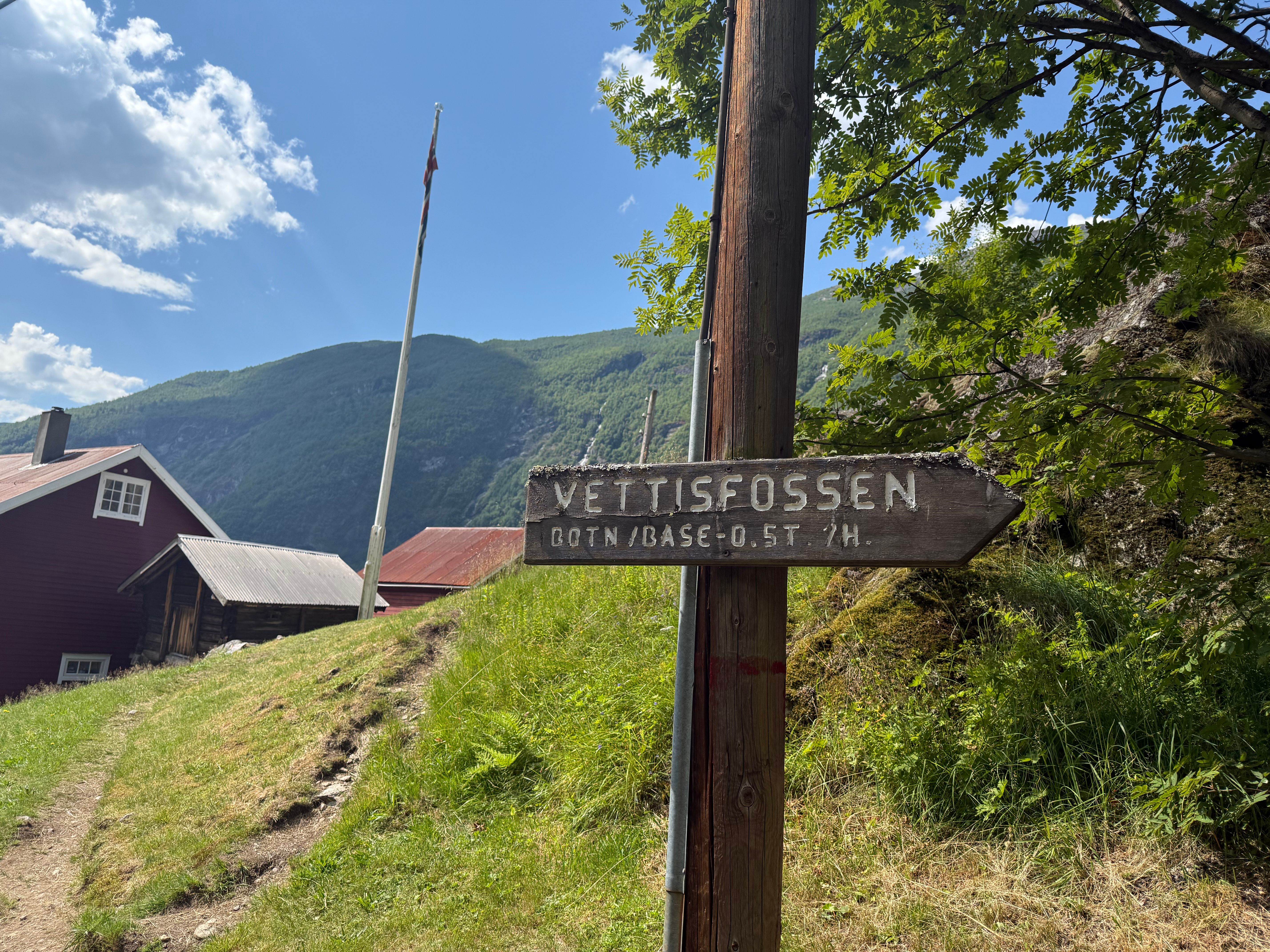 Skilt til bunnen av Vettisfossen