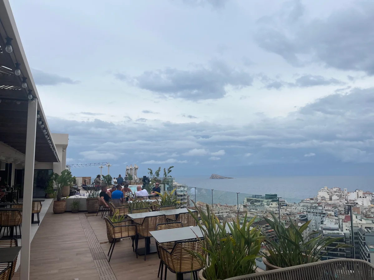 Skikkelig fresh rooftop bar med utiskt.