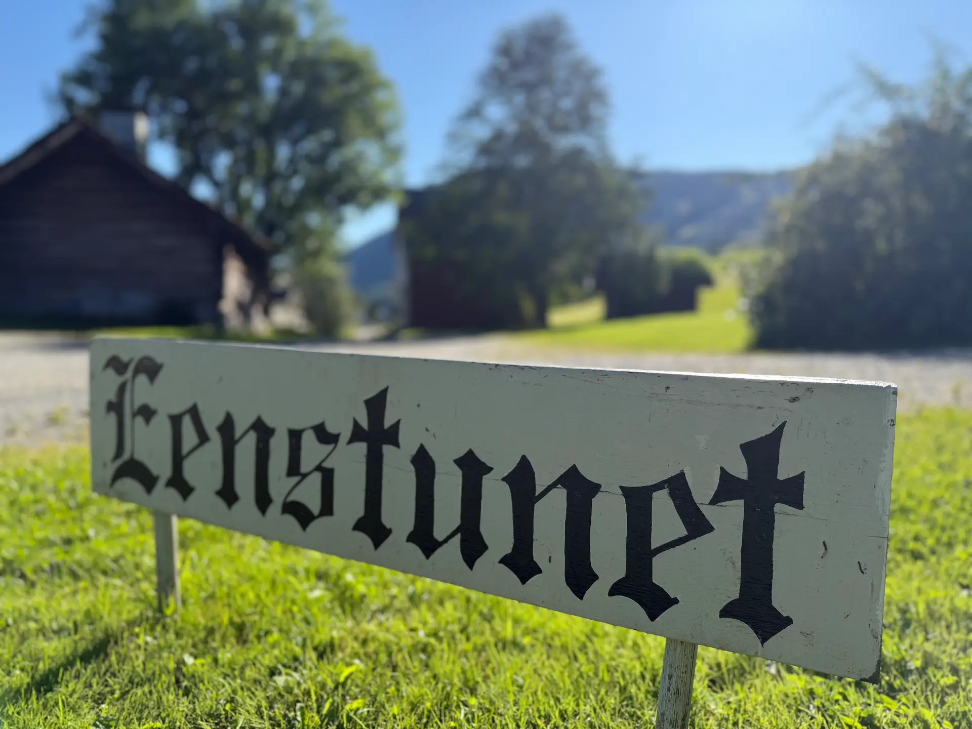 Bli med oss til Voss, og til det utrolig sjarmerende Eenstunet!
Kjersti og jeg skal servere enkel og god mat, vi skal gå i fjellet, og det blir morgen- og kveldsyoga med Benedikte.