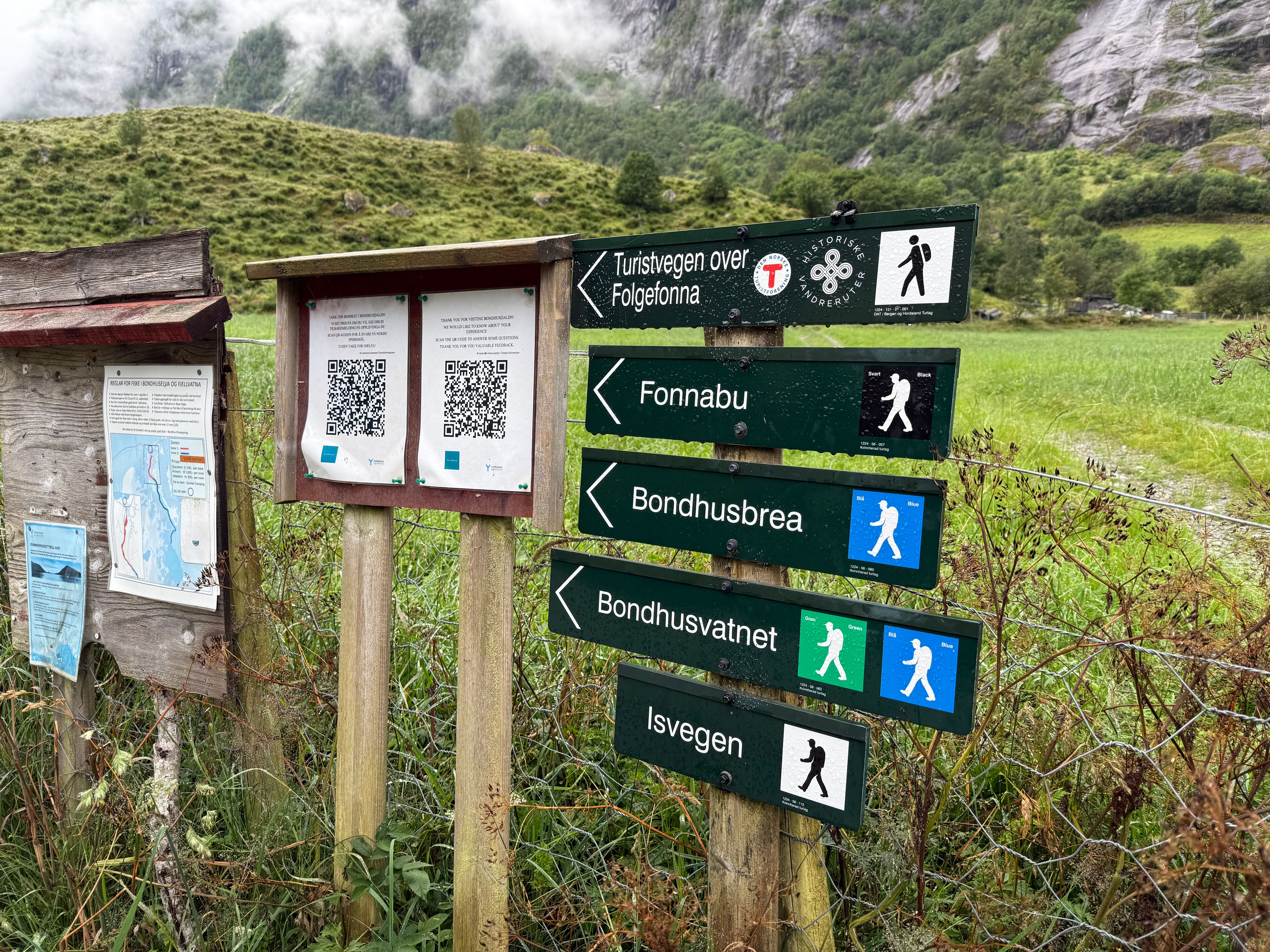 Enkel og tilrettelagt grusvei hele veien.