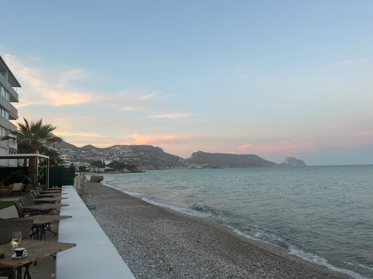 Deilig å sitte ute og høre bølgene etter middag.