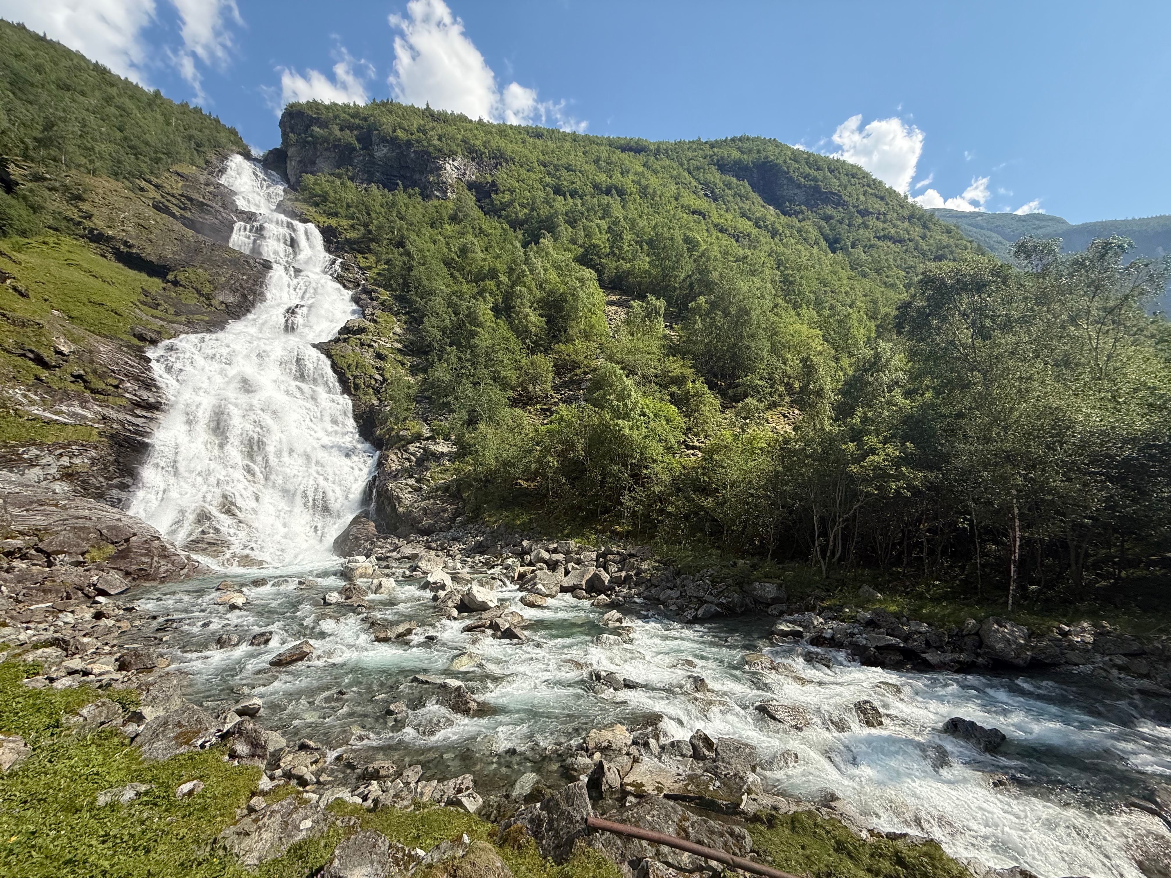 Hjellefossen ligger nederst i dalføret og ligger i elva Hjelledøla, en sideelv til Utla.