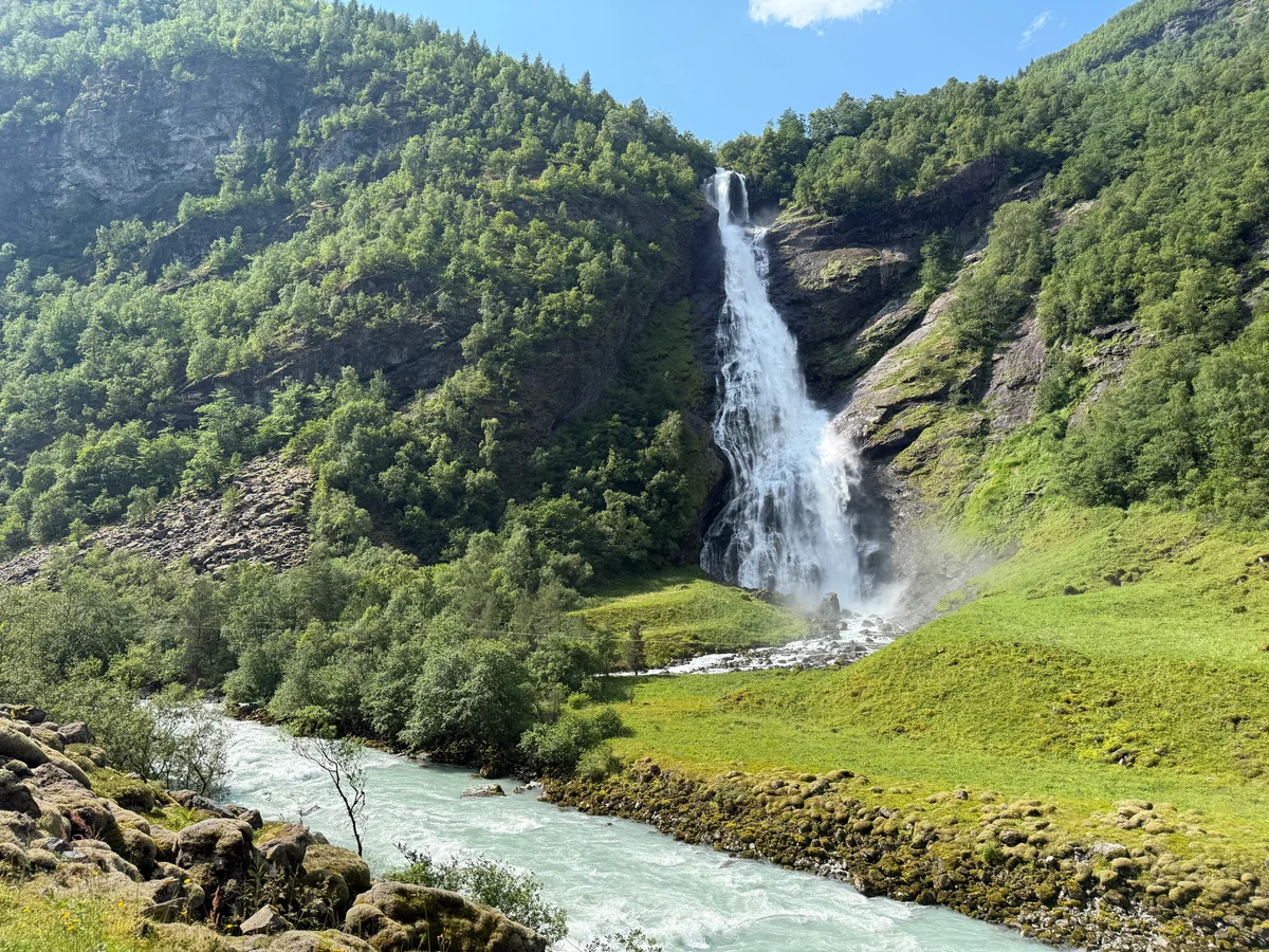Avdalsfossen ligger i elva Gravdøla, som er en sideelv til Utla. Den er blant de høyeste fossene i dalføret.