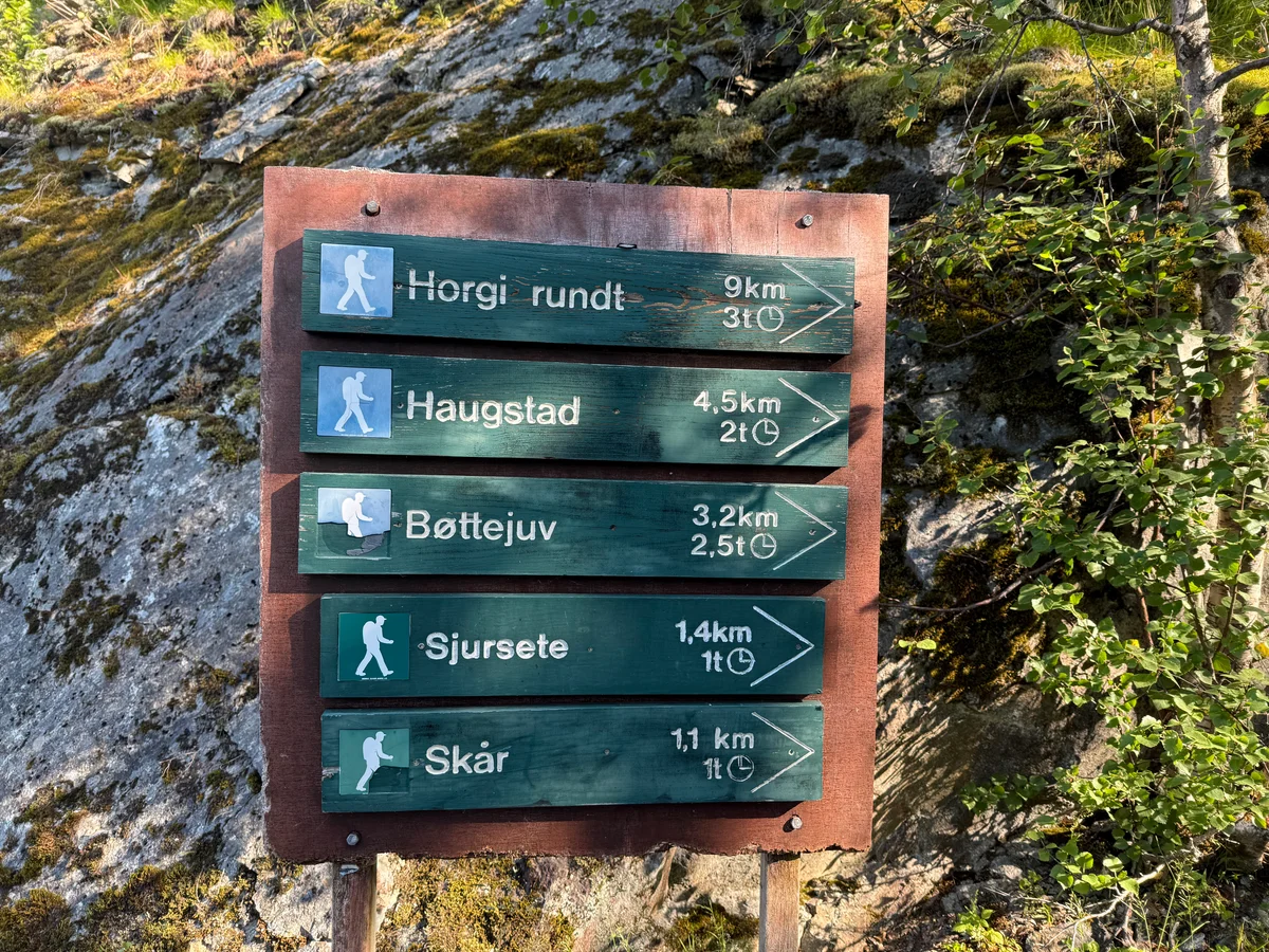 Skiltet på parkeringen.