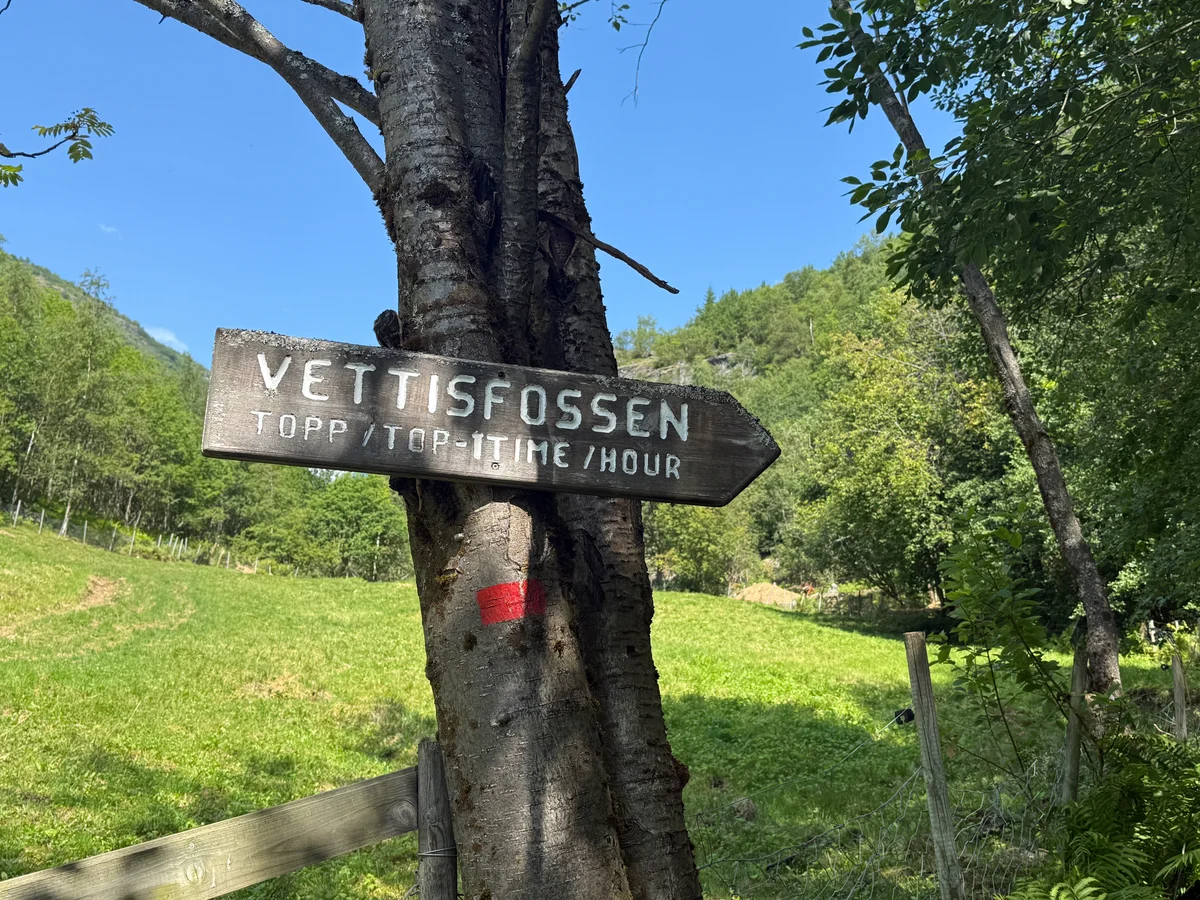 Skilt mot toppen av Vettisfossen