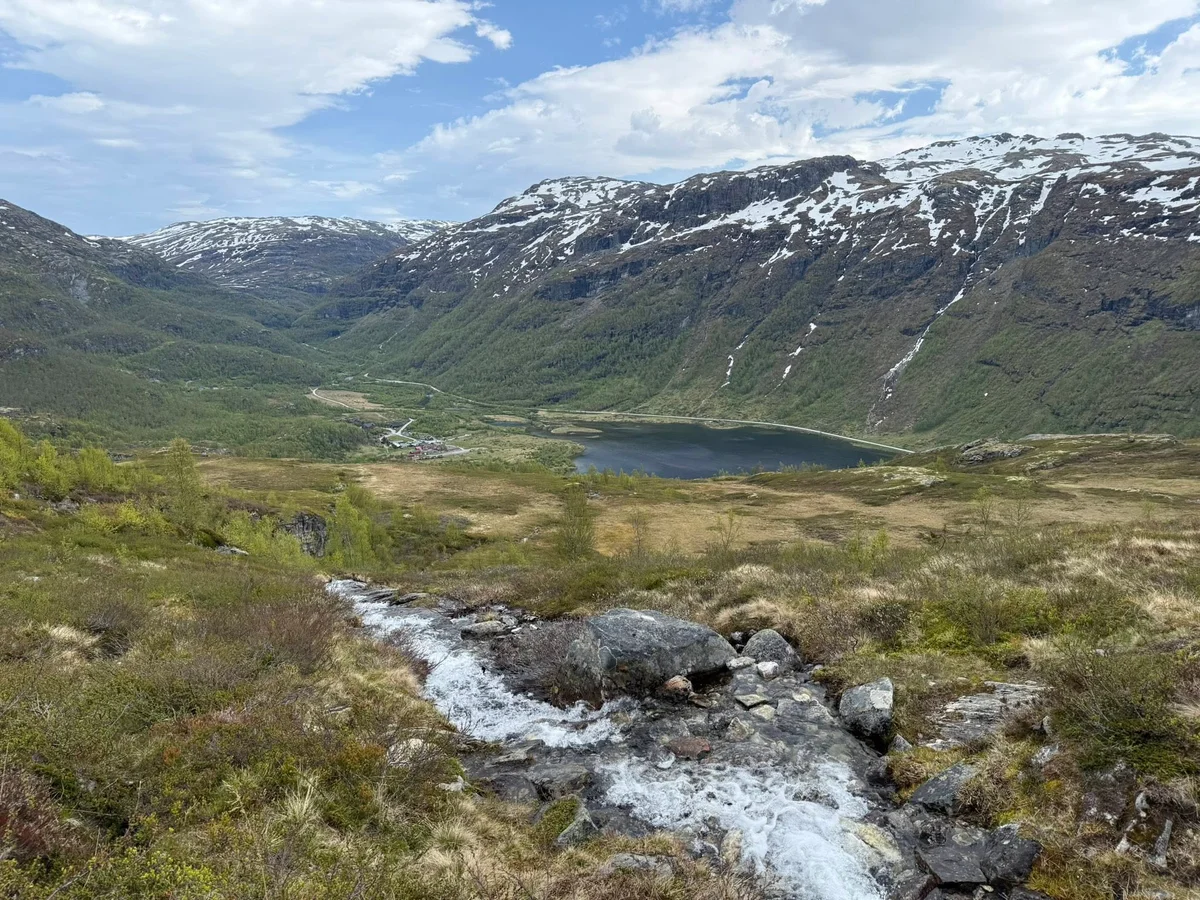 Utsikt mot Østerbø og Aurdalsvatnet.