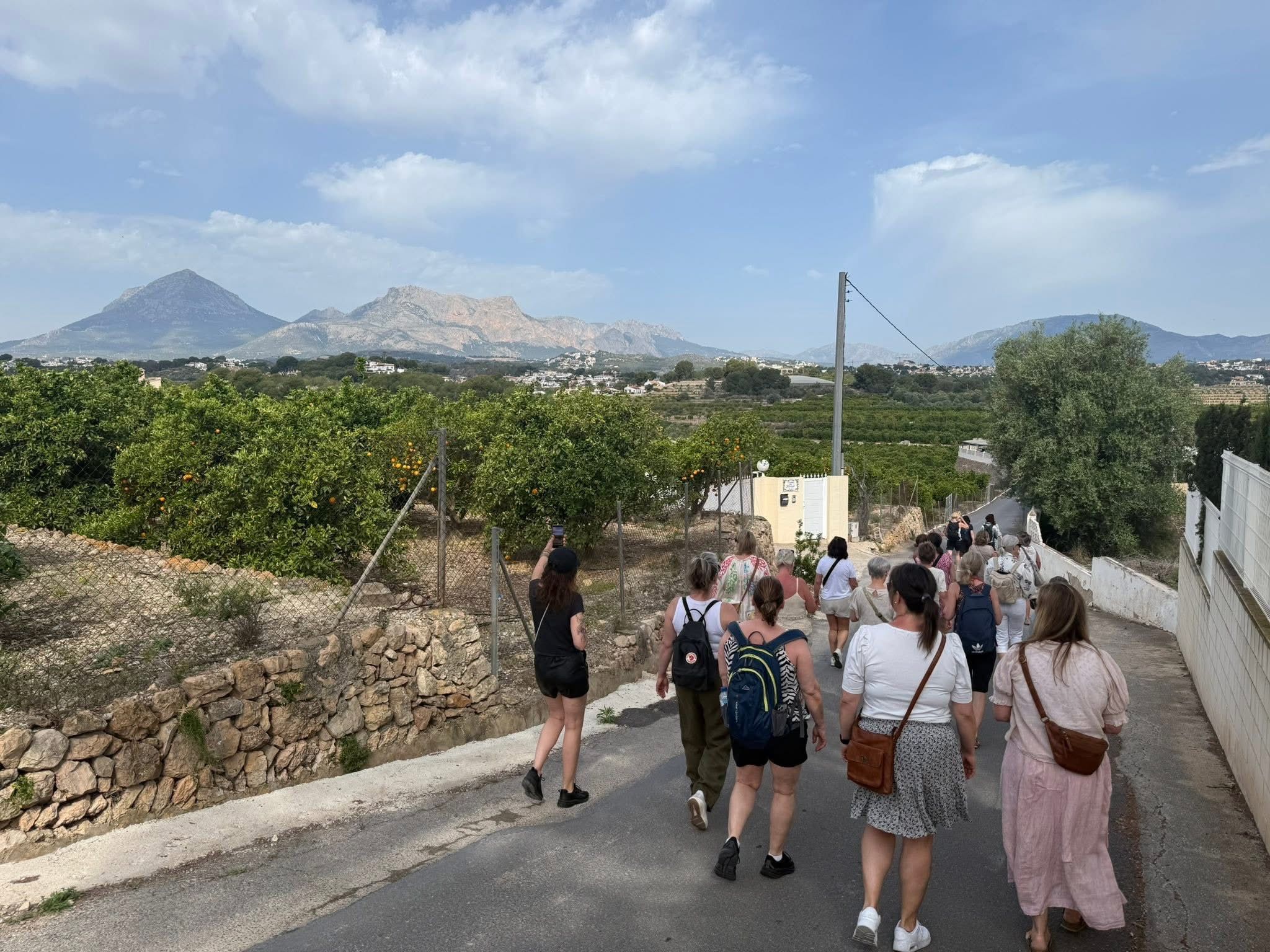 Alle 24 damene på tur til Altea