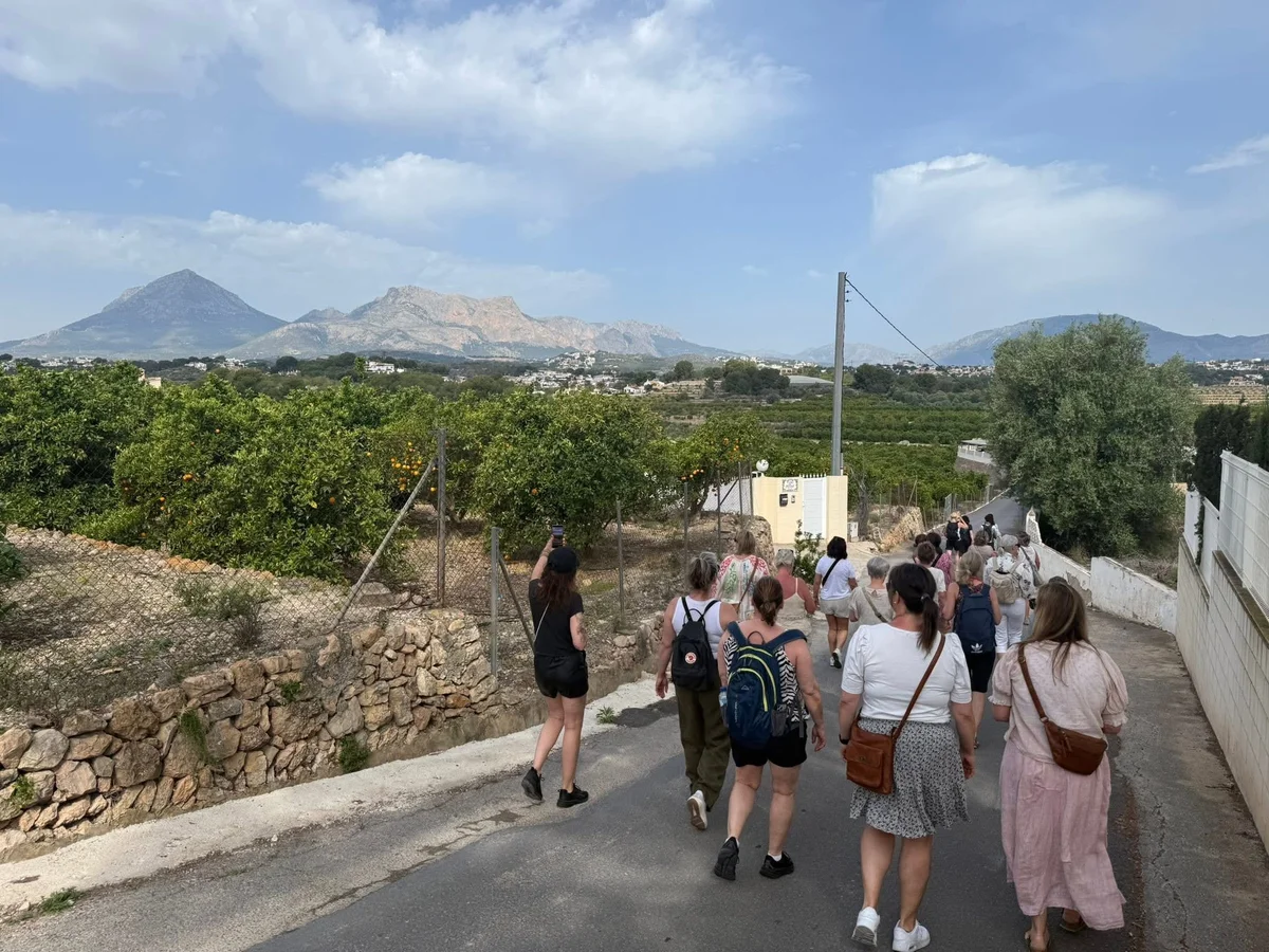 Alle 24 damene på tur til Altea