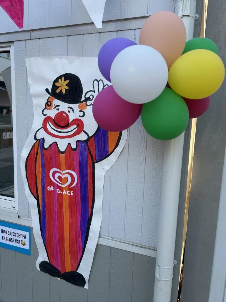 Målad glassclown med ballonger inför glassdagen på förskolan