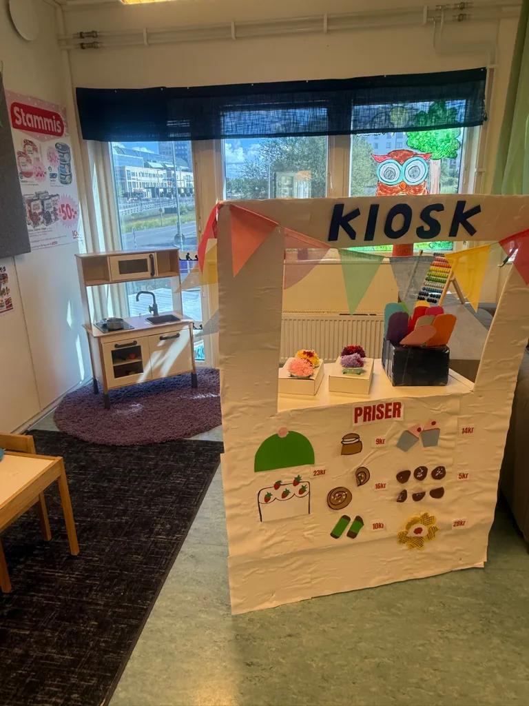 Barnens egen kiosk med prislista och pysslade varor