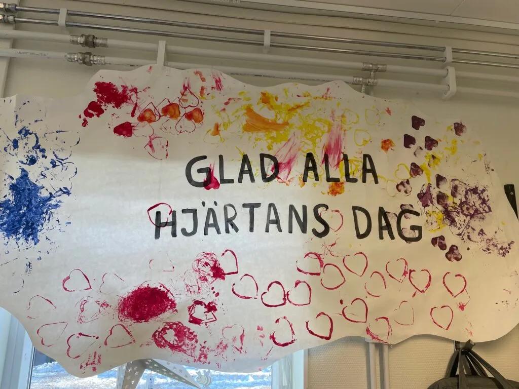 Glad alla hjärtans dag-banderoll målad av barnen