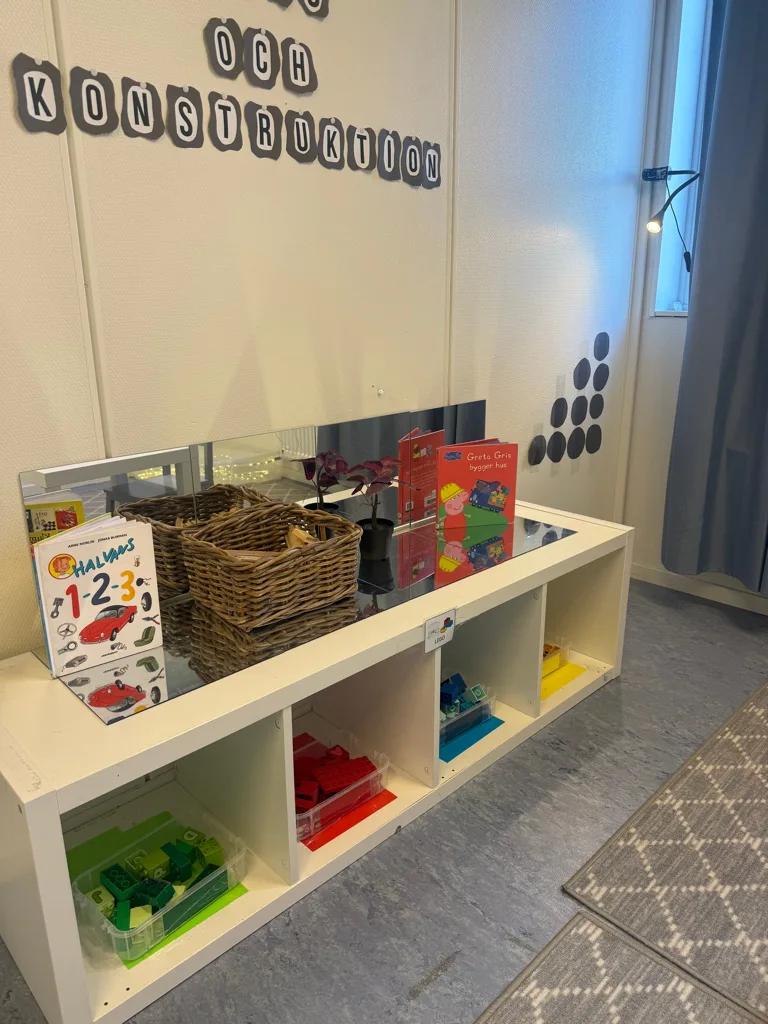 Bygg- och konstruktionshörnan med legolådor, korgar och böcker