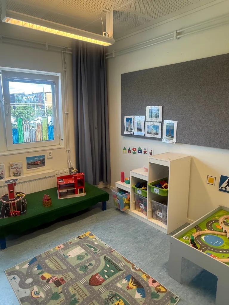 Lekrummet med brandstation, bilmattor och tågbord