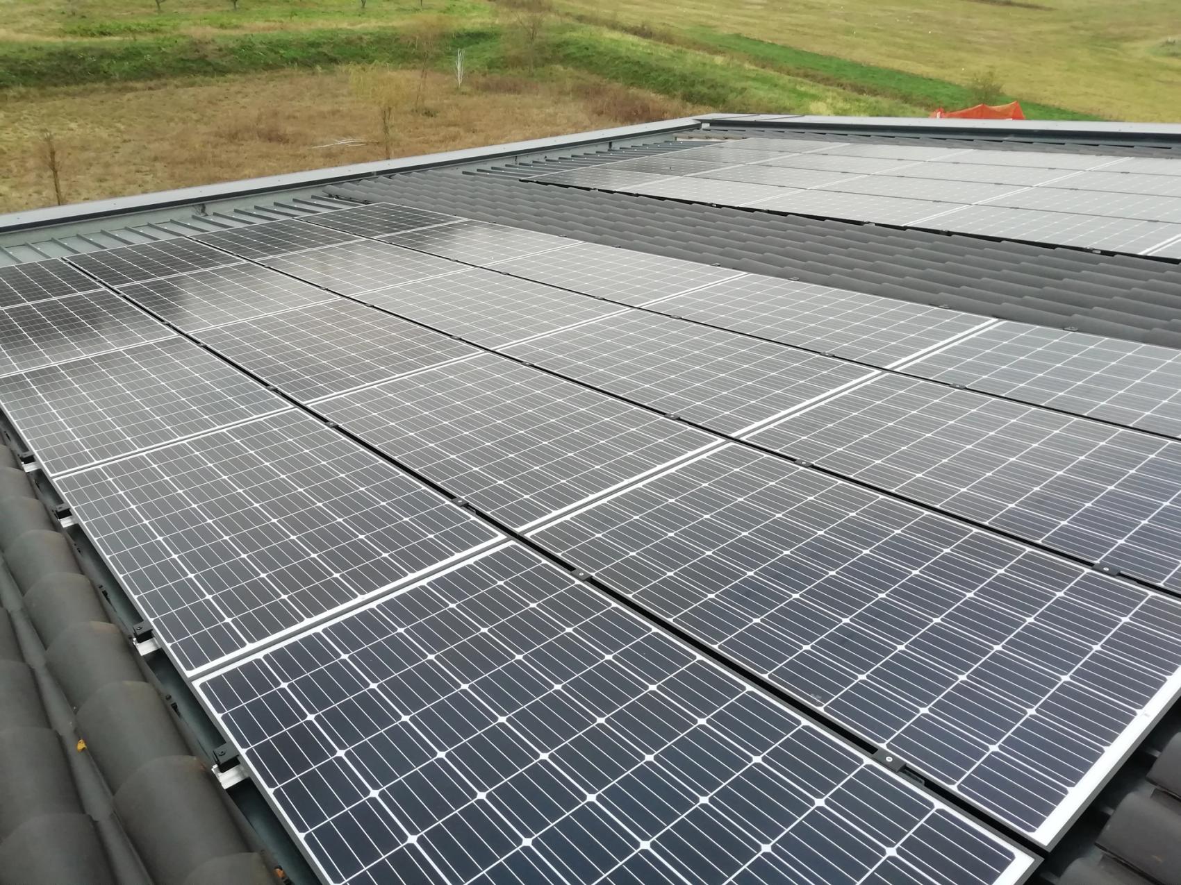 Lavorazione in copertura con pannelli solari 