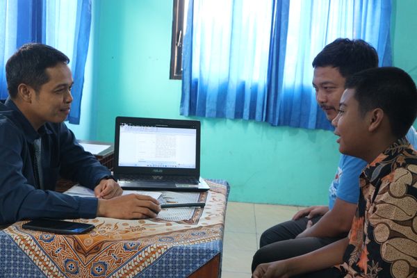 Langkah Ayah, Masa Depan Ananda: GEMAR Warnai Pengambilan Rapor di SMP ABBS Surakarta