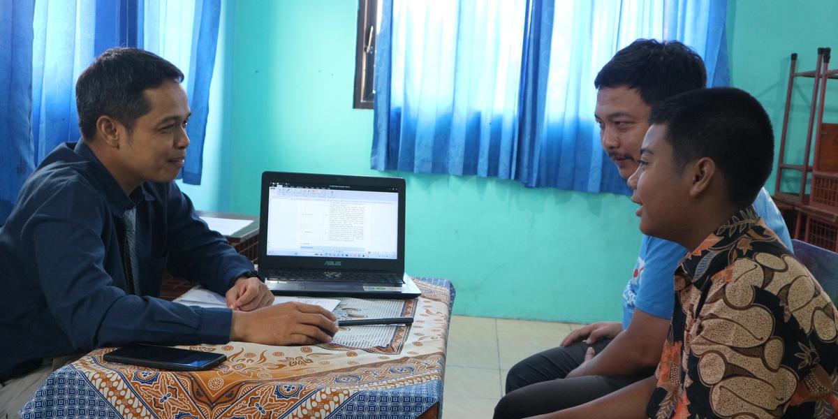 Langkah Ayah, Masa Depan Ananda: GEMAR Warnai Pengambilan Rapor di SMP ABBS Surakarta