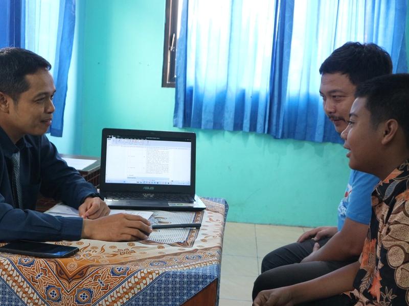 Langkah Ayah, Masa Depan Ananda: GEMAR Warnai Pengambilan Rapor di SMP ABBS Surakarta