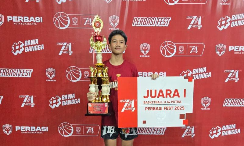 Ananda Muhammad Valent juga tampil gemilang dengan meraih Juara 1 dalam kategori Basketball U-14 Putra.