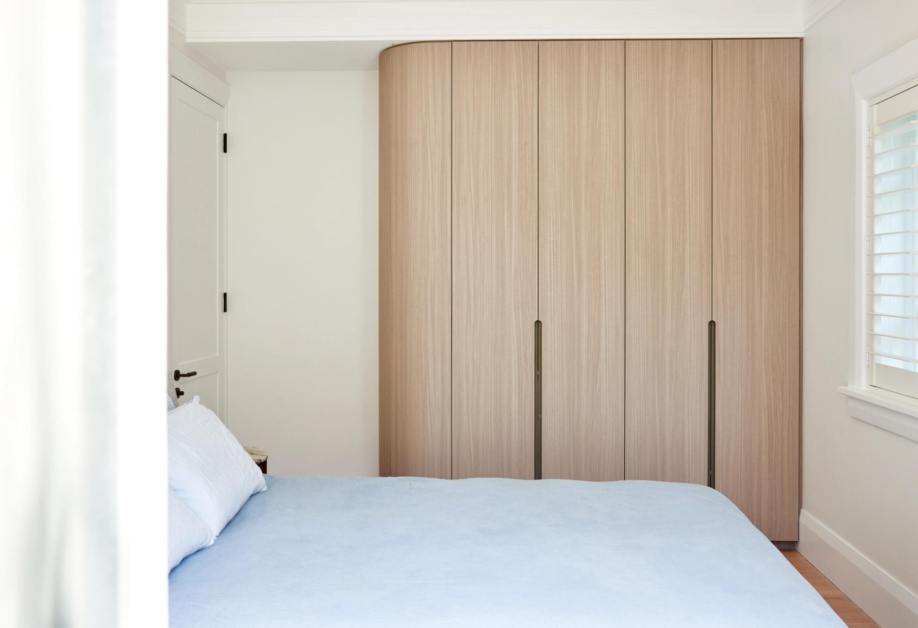 Wardrobe with curved door