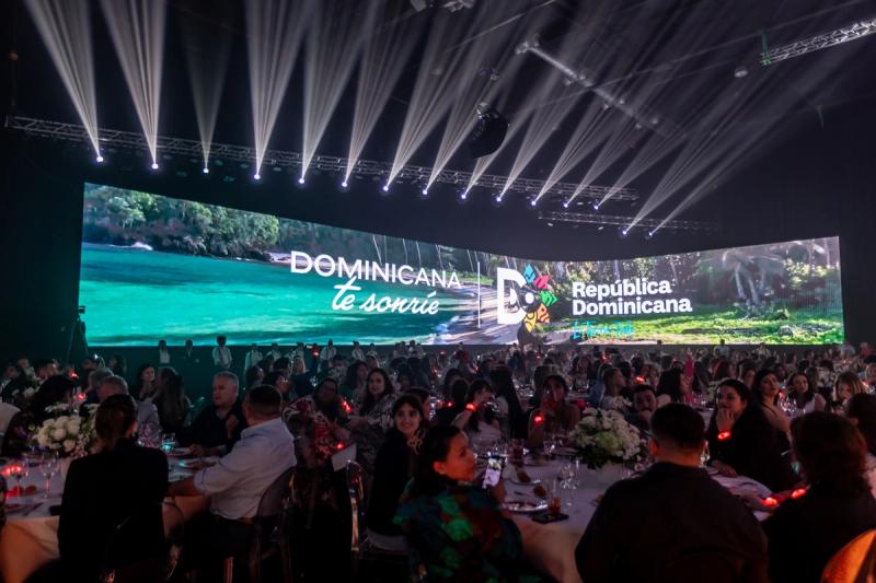    — Dominicana te sonríe