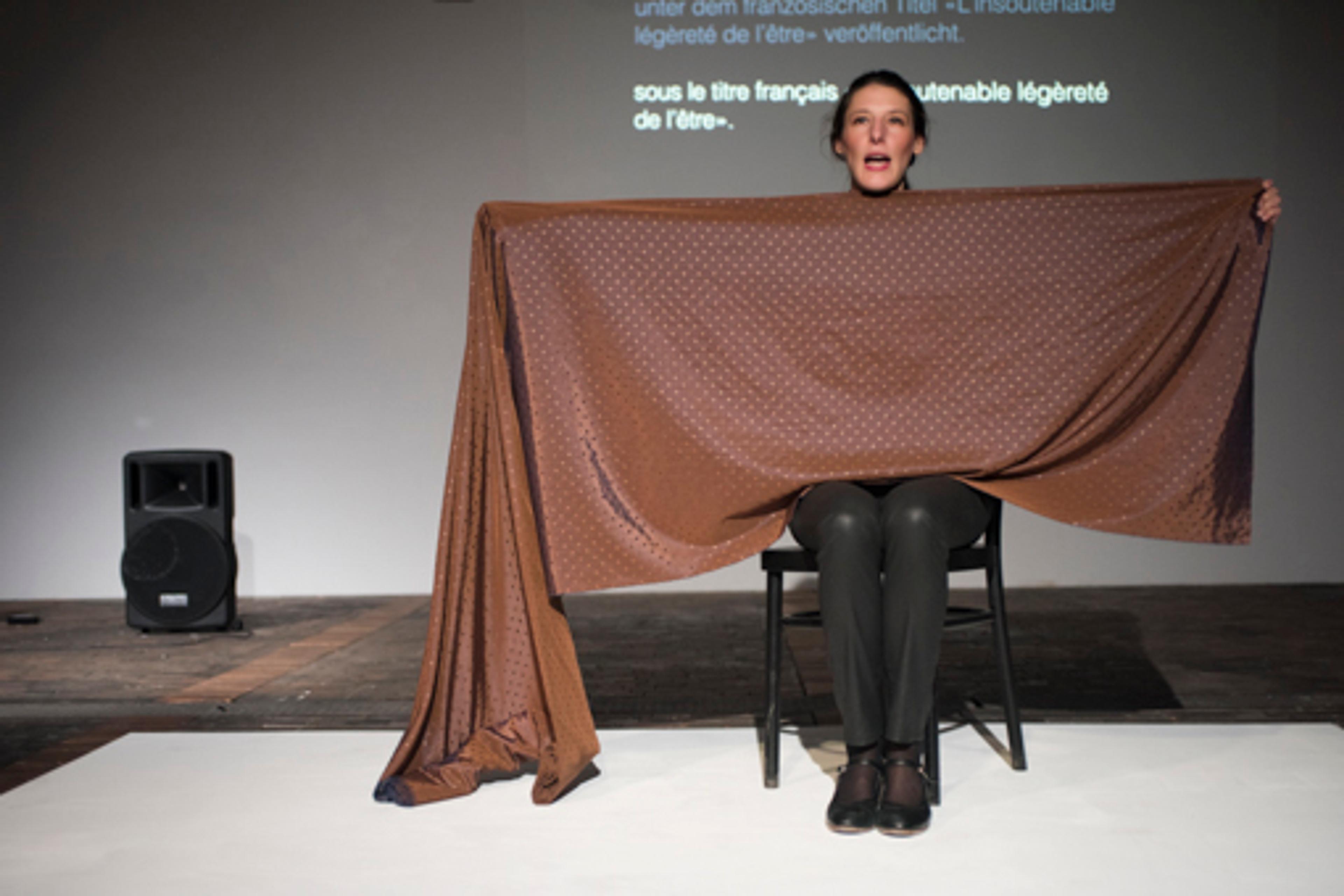 Julia Geröcs, «Kakologie», 2014 / Photo credit: Swiss Performance Art Award 2014